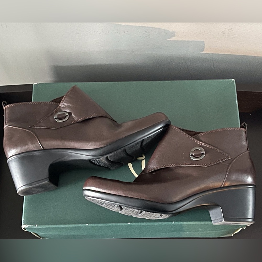 Clarks brown leather short booties size 9.5 only wore twice cute accent